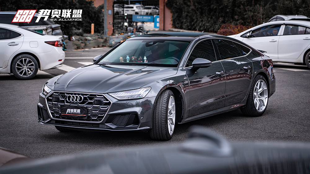 Advanced performance: details and ingenuity empower the driving experience.